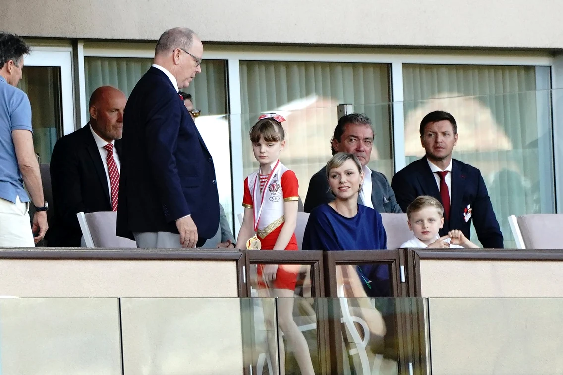 Albert și Charlene de Monaco, alături de copiii lor, la turneul de rugby