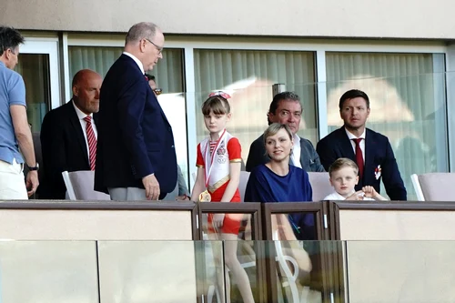 Albert și Charlene de Monaco, alături de copiii lor, la turneul de rugby