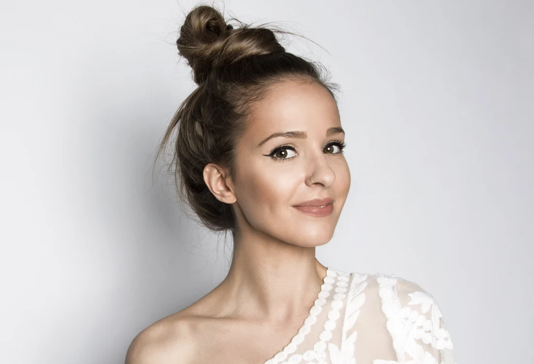 Hairstylistul vedetelor dezvăluie secretul unui coc dezordonat perfect