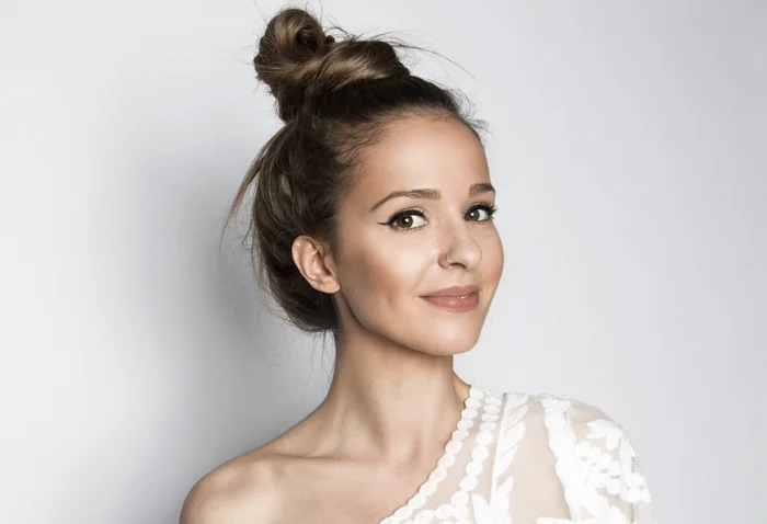 Hairstylistul vedetelor dezvăluie secretul unui coc dezordonat perfect