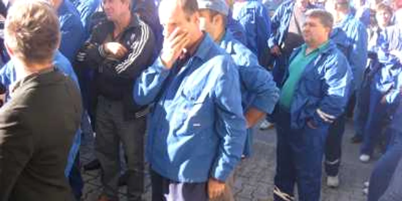 Angajaţii Oltchim protestează, în continuare, in fata sediului societatii