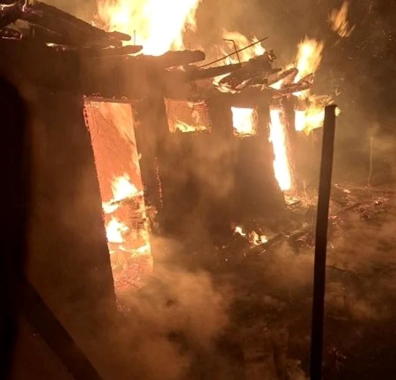 Adăpostul a fost mistuit de flăcări