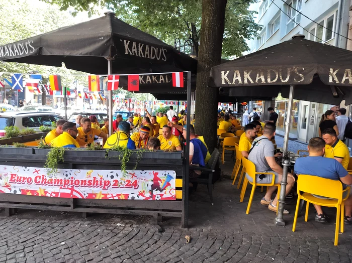 Românii s-au instalat la terasele din Frankfurt, în așteptarea partidei cu Slovacia. Foto Adevărul
