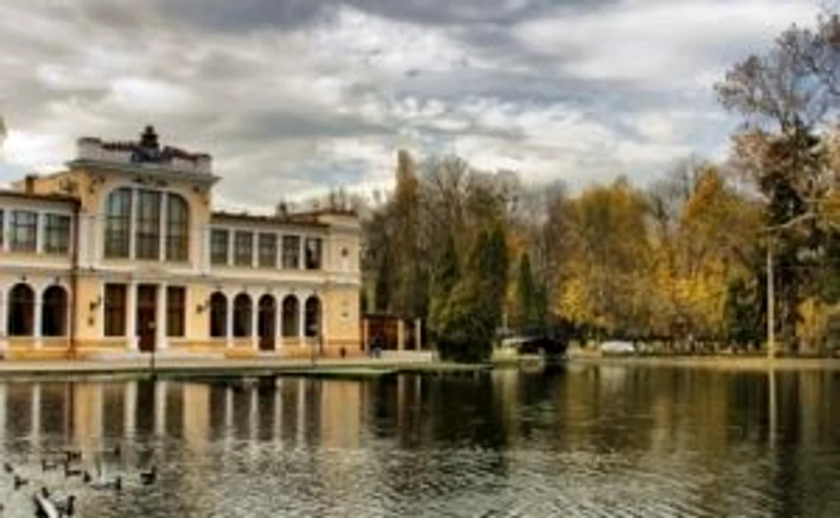 Lacul şi restaurantul Chios, din Parcul Central