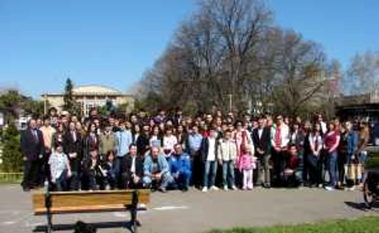 Poza de familie cu elevi, profesori şi susţinători ai echipelor premiate la NASA