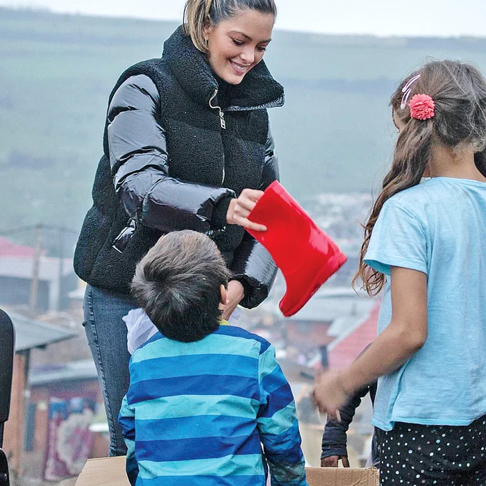 Chiar fotomodelul le-a dat cadourile micuţilor