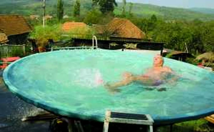 Piscina în care se bălăceşte Pascaru are o adâncime de 80 de centimetri