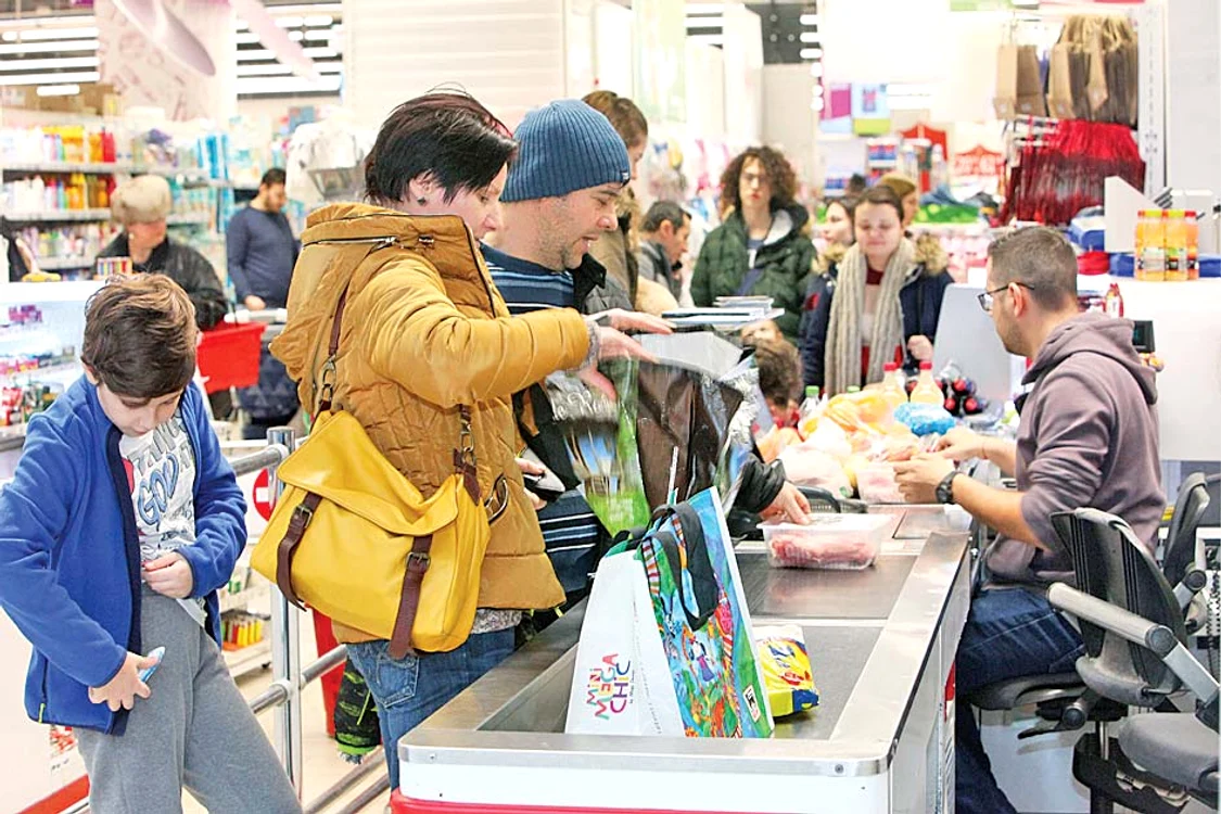 Soţii Vasile au dat 344 de lei pe coşul cu alimente