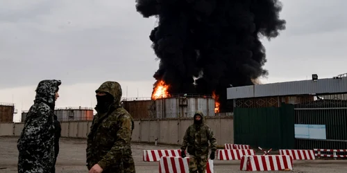 Razboi in Ucraina refugiati 6-7 martie 2022  soldati incendiu FOTO Profimedia