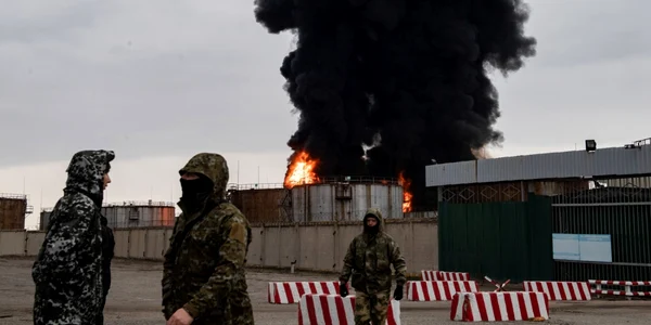 Razboi in Ucraina refugiati 6-7 martie 2022  soldati incendiu FOTO Profimedia