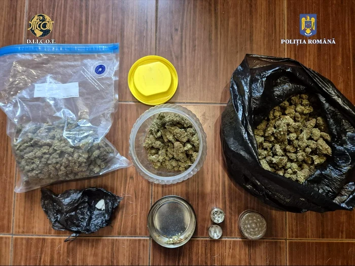 Drogurile au fost găsite în subsolul unui bloc. FOTO Poliția Română