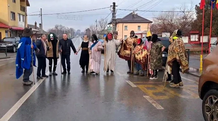 „Mersul cu urâții”, obicei păstrat la Caraula, Dolj FOTO: captura video