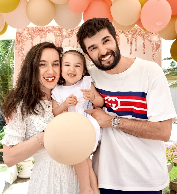 Cu Alessandra și fetița lor, Carlotta, minunile care-i dublează succesul.