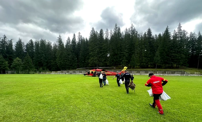 FOTO Un elicopter Black Hawk a intervenit pentru a evacua branză de la stânele izolate din Broșteni. Sute de kilograme, transportate