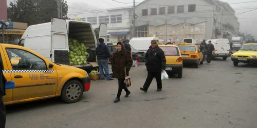 Comercianţii vând varză în parcarea de la piaţa centrală