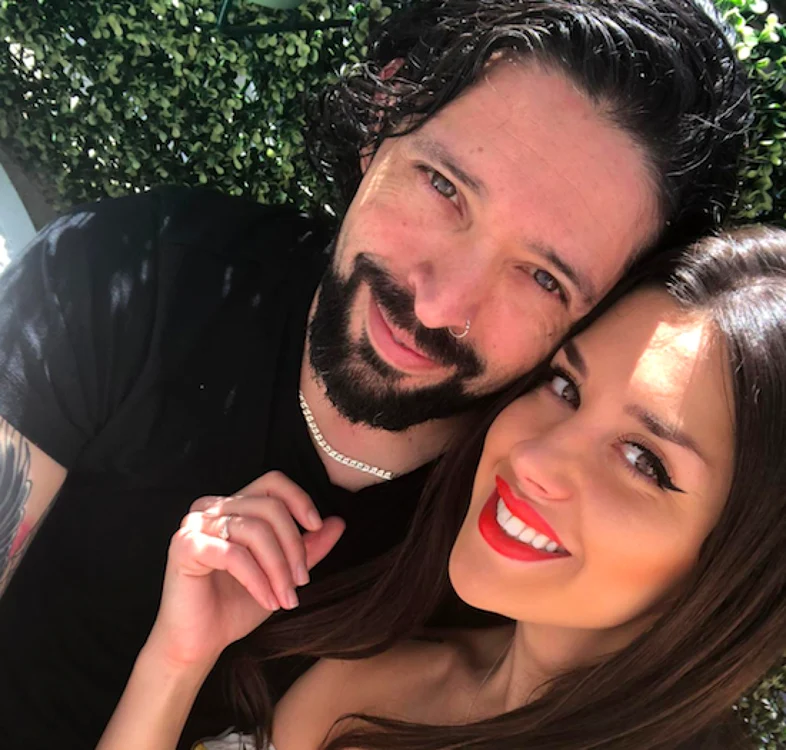 Ronnie Romero solistul Rainbow şi logodnica sa româncă Corina Minda Sursa arhiva personală