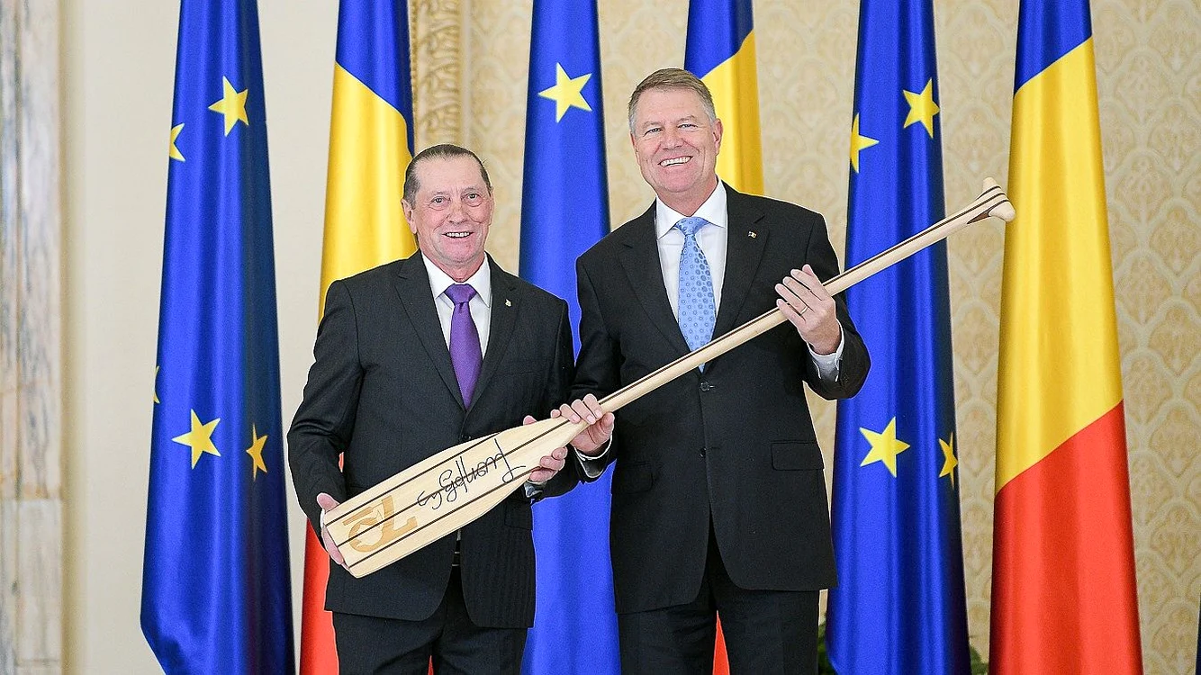 
    Ivan Patzaichin i-a oferit o pagaie președintelui Klaus IohannisFoto: Facebook / Klaus Iohannis  