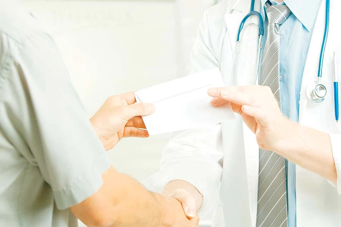 Medicul lua bani de la aproape toţi pacienţii care intrau în cabinetul lui (Foto: shutterstock)