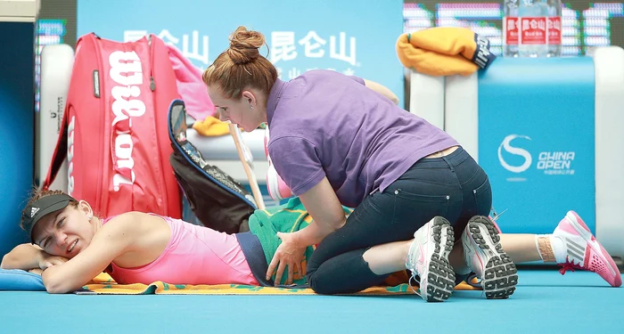 
    Simona Halep a primit îngrijiri medicale chiar pe teren, în timpul meciului cu PetkovicFoto: Gulliver/ GettyImage   
