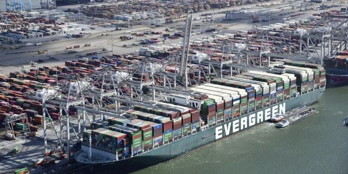 Nava Ever Given care a fost blocată în Canalul Suez a ajuns la destinaţie în portul Rotterdam FOTO EPA-EFE