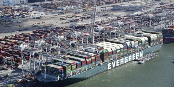 Nava Ever Given care a fost blocată în Canalul Suez a ajuns la destinaţie în portul Rotterdam FOTO EPA-EFE
