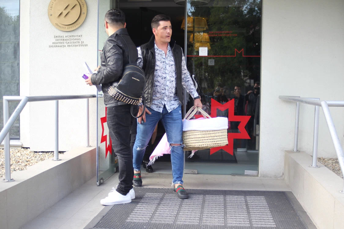Nașii și-au asumat sarcina de a duce bebelușul la mașină, ca să le lase părinților spațiu pentru interviuri