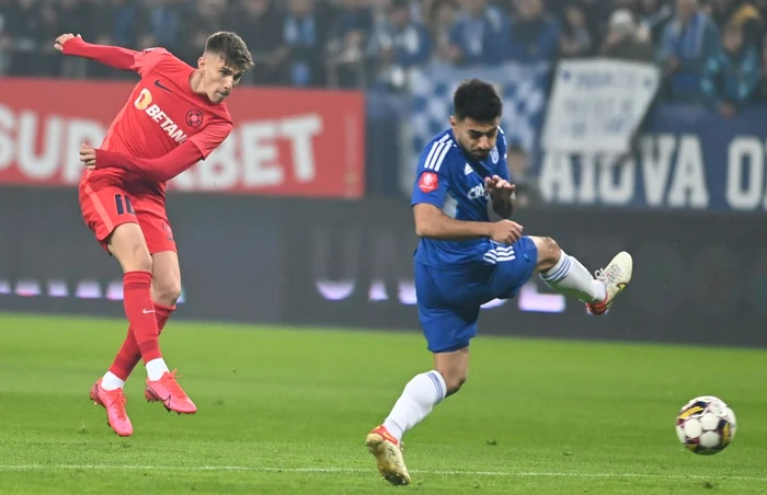 Radu Negru, în duel cu Octavian Popescu (FOTO: Sportpictures)