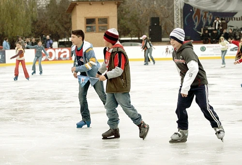 Patinoarul Drumul Taberei sparge gheața și în acest sezon. Este primul care se va deschide