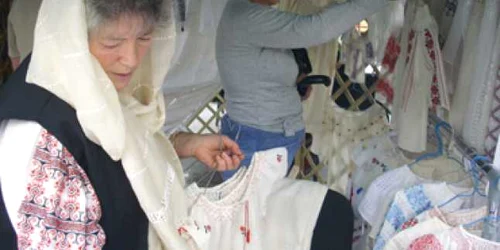 Bacău: Artizani din toată Moldova îşi prezintă datinile în Centru (GALERIE FOTO)