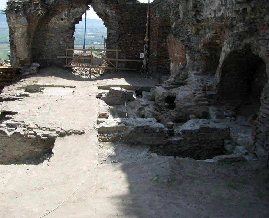 Cetatea Deva palatul voievodal2 jpg jpeg