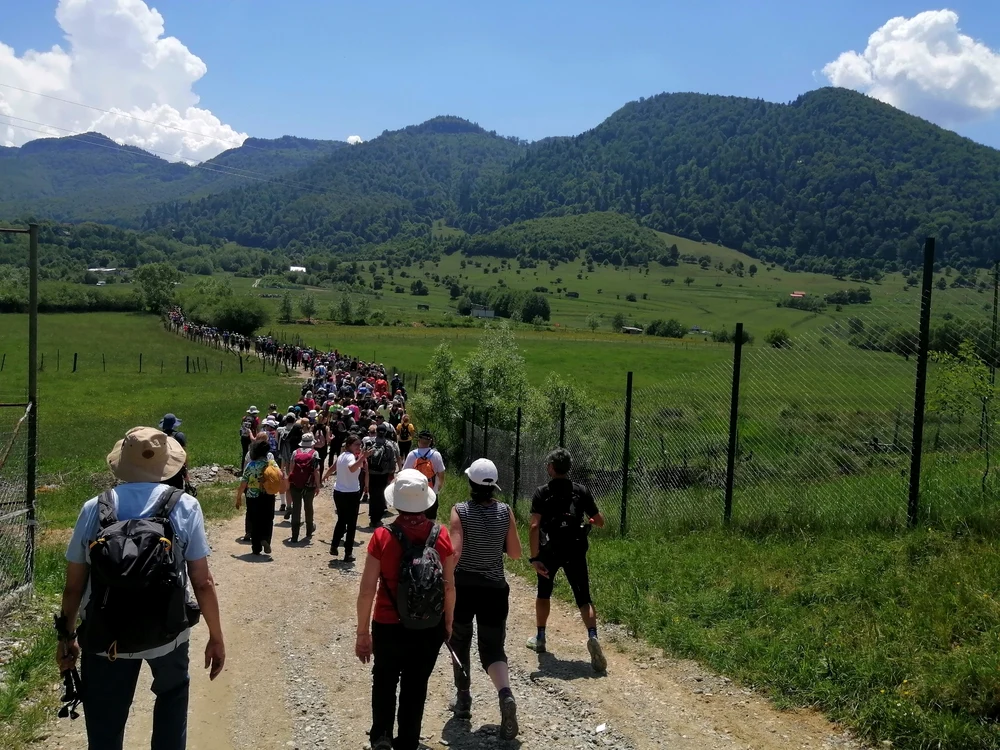 Peste o mie de oameni au ornit pe noul traseu amenajat pe Via Transilvanica. FOTO: Facebook
