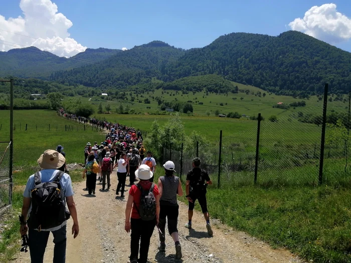 Peste 1.000 de iubitori de drumeţii au participat la inaugurarea Terra Borza Teutonica, un nou traseu pe Via Transilvanica. „E superfain”