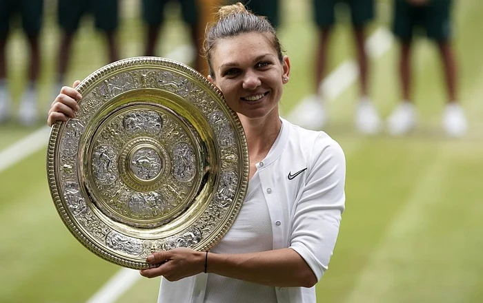 Simona Halep cu trofeul de la Wimbledon