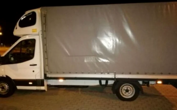 Camioneta oprită de poliţiştii maghiari transporta migranţi. FOTO Arhivă/ Poliţia Maghiară