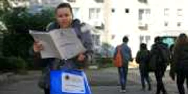 Recenzorii sunt uşor de recunoscut după geanta albastră. Oricum ei trebuie să se legitemeze după ce sună la uşa dumneavoastră  