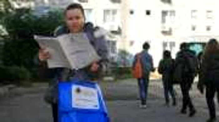 Recenzorii sunt uşor de recunoscut după geanta albastră. Oricum ei trebuie să se legitemeze după ce sună la uşa dumneavoastră