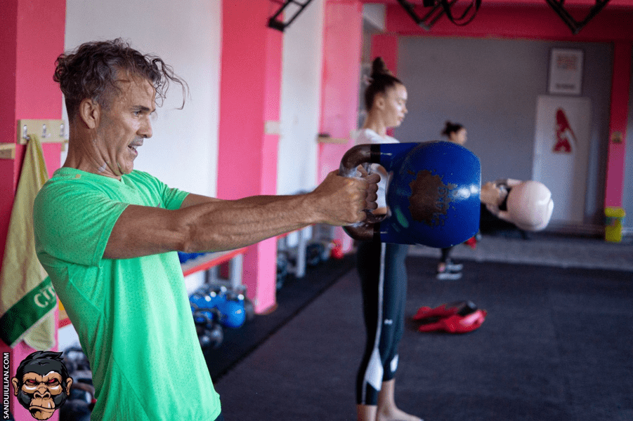 Cum ne recâștigăm vitalitatea și ne consumăm eficient energia practicând kettlebell, un sport aproape neștiut în România