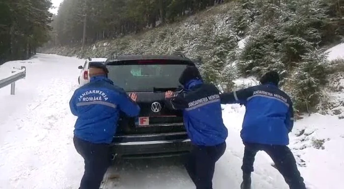 Jandarmii de la posturile montane Peştera şi Zănoaga au intervenit în ajutorul celor nouă turişti, sprijinindu-i să deblocheze autovehiculele şi să ajungă cu bine la destinaţie