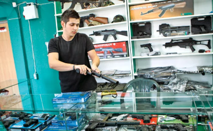Magazinul lui Cristian Gruia a devenit un adevărat punct de atracţie pentru gălăţeni