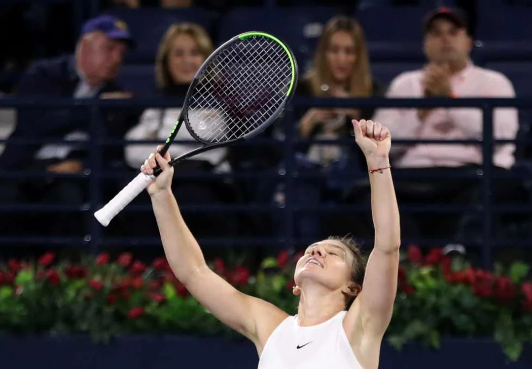 Darren Cahill a felicitat-o pe Simona Halep pentru trofeul câştigat sâmbătă la Dubai. Foto: EPA