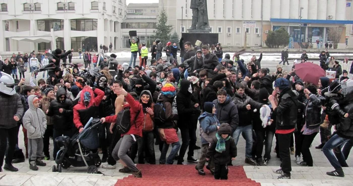 Zeci de vasluieni au dansat Harlem Shake FOTO:adevarul