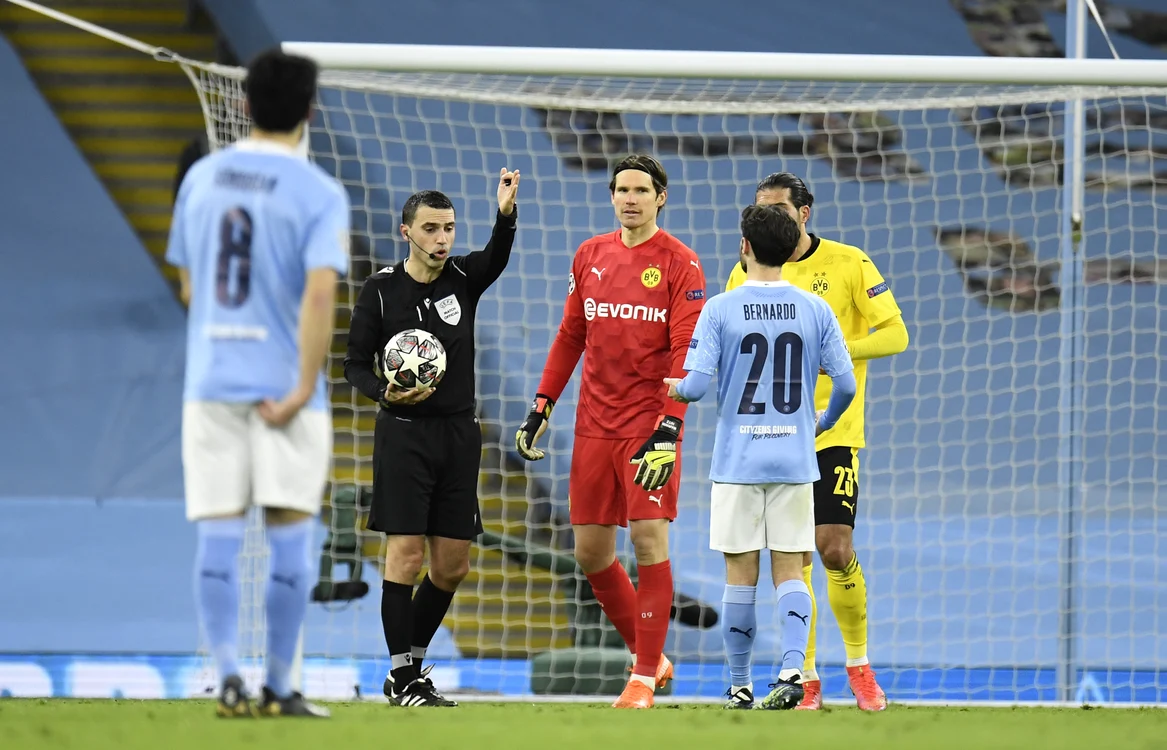
    Ovidiu Hațegan a dictat penalty, iar apoi l-a anulat cu VARFoto: EPA-EFE  