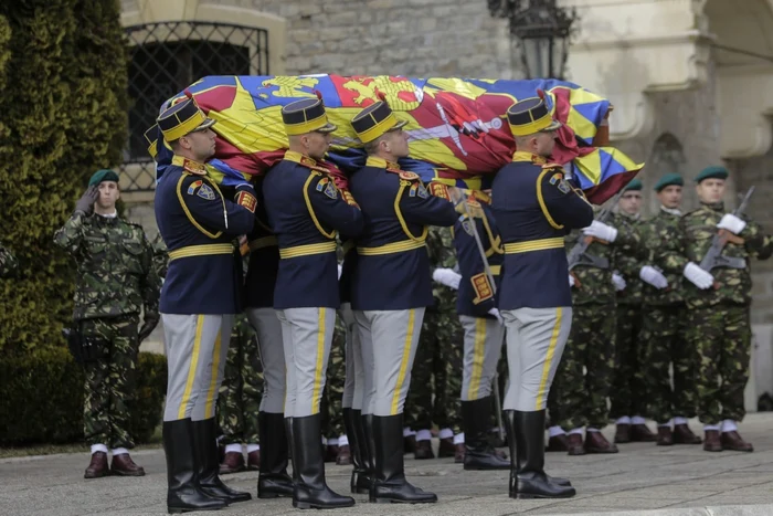 Militari din Brigada 30 Gardă „Mihai Viteazul” garda permanentă la catafalc   Inquam Photos / Octav Ganea / 13 dec 2017