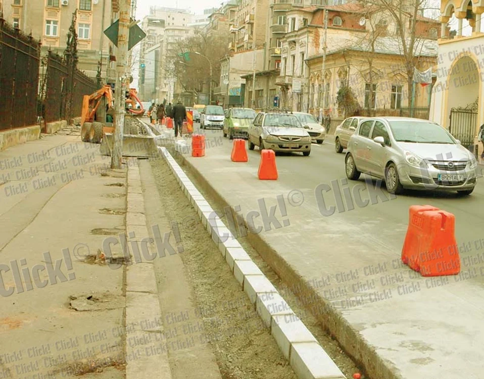 
    Chinul pe care îl îndură  şoferii - bucuria bicicliştilor (Fotografii: Roberto Sălceanu)  