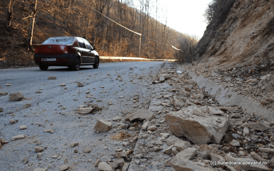 Infotrafic: Căderi de pietre de pe versanți pe DN 7, în Vâlcea. Trafic rutier îngreunat