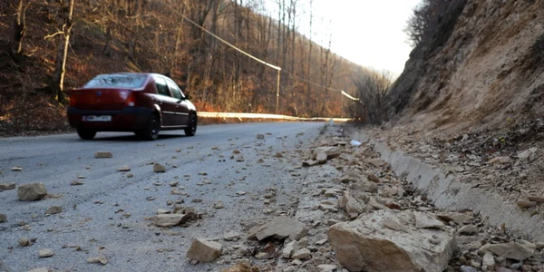 caderi de pietre pe soseaua spre lunca cernii de jos foto daniel guta adevarul