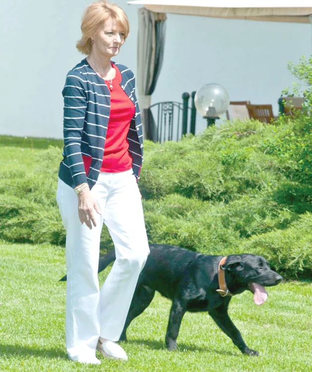 
    Principesa  Margareta se  plimbă cu Troy  prin grădina  Palatului Elisabeta (Fotografii: princeradublog.ro)  