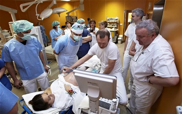 Cei cinci copii au fost născuţi prin cezariană