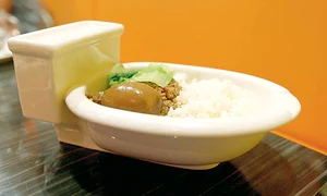 Clienţii nu se  simt stânjeniţi  că stau pe WC  în timp ce mănâncă  din vase de toaletă  în miniatură (Fotografii: Guliver / Splashnews) jpeg