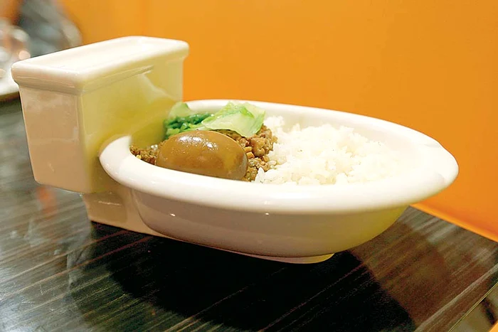 Clienţii nu se simt stânjeniţi că stau pe WC în timp ce mănâncă din vase de toaletă în miniatură (Fotografii: Guliver / Splashnews)